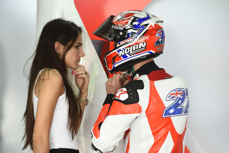 Gattin Adriana mit Casey Stoner in der Ducati-Box