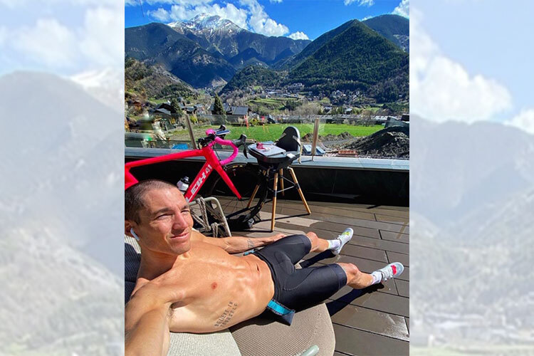 Aleix Espargaró in Andorra nach dem Radtraining auf der Terrasse