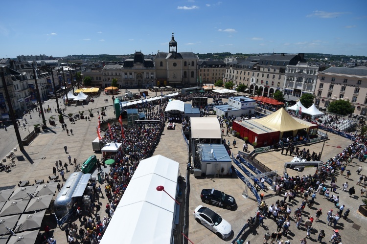 Die technische Abnahme zu den 24h Le Mans auf dem Place de la République