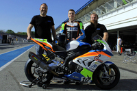 Tim Eby mit seinem Vater Robert (links) und Chefmechaniker Tobias Tettweiler