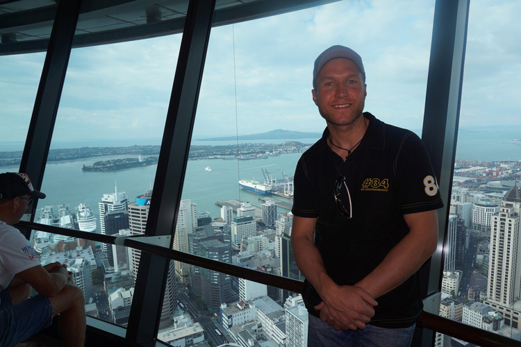 Martin Smolinski im Sky Tower in Auckland – auf 200 Meter Höhe