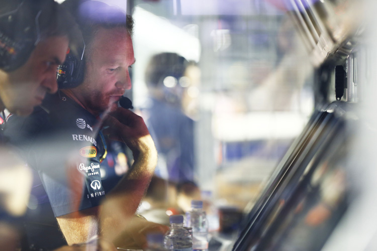 Christian Horner (rechts) am Kommandostand von Red Bull Racing