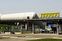 Am Eingang von Ferrari, links ein Teil des Windkanals