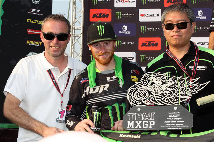 Kawasaki-Manager Steve Guttridge (li.) verhandelt mit Ryan Villopoto (Mitte)