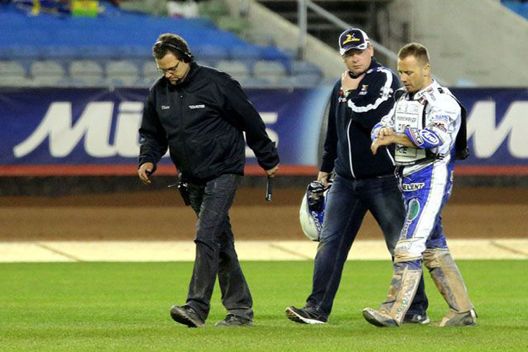 Nicki Pedersen nach seinem Sturz in Göteborg