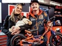 Jack Miller mit Gattin Ruby, Pip Florence und dem neuen Laufrad in Red Bull-KTM-Design