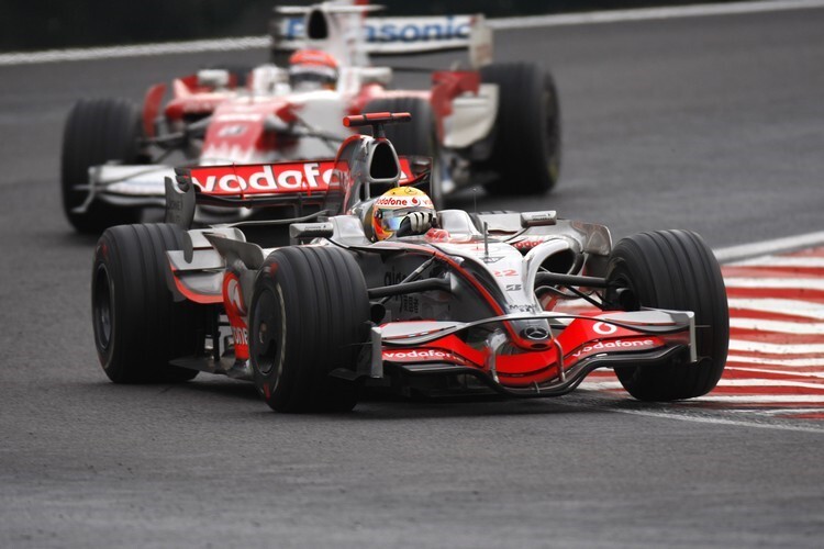 Lewis Hamilton setzte sich kurz vor Schluss vor Timo Glock