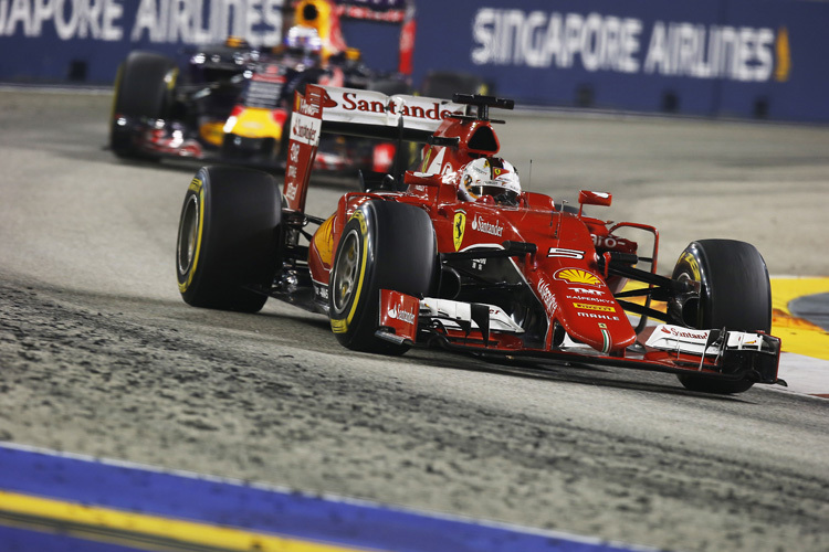 Sebastian Vettel vor Daniel Ricciardo im Singapur-GP 2015