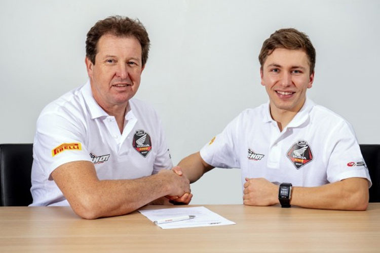 Der Russe Artem Guryev (rechts) startet für das Team 'JM Honda Racing' von Jacky Martens