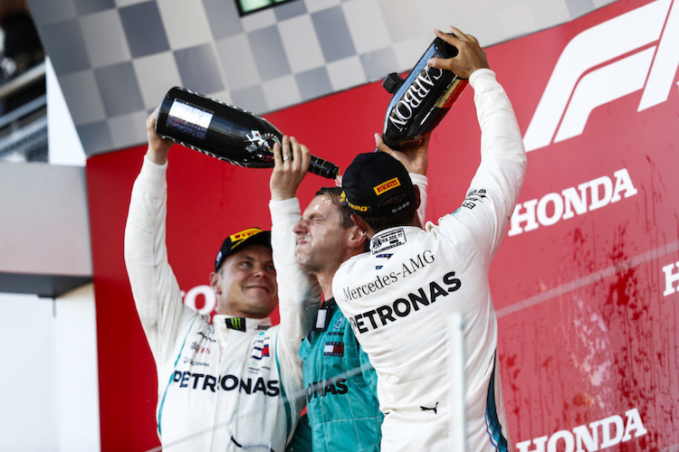 Bottas, Hamilton und Team feiern