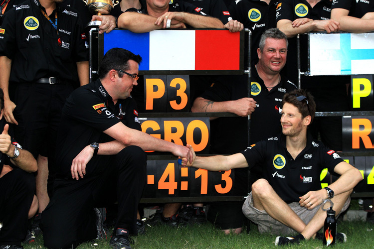 Lotus-Teamchef Eric Boullier gratuliert Romain Grosjean