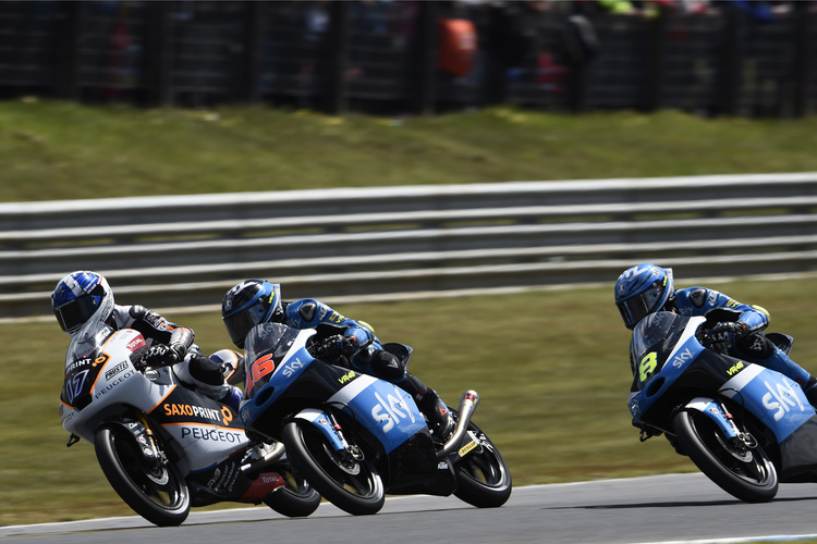 John McPhee im Rennen auf Phillip Island beim Kampf gegen die Rossi-Schützlinge Migno (16) und Bulega (8)