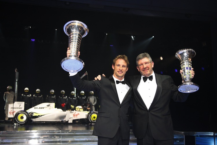 Button und Brawn mit den WM-Trophäen