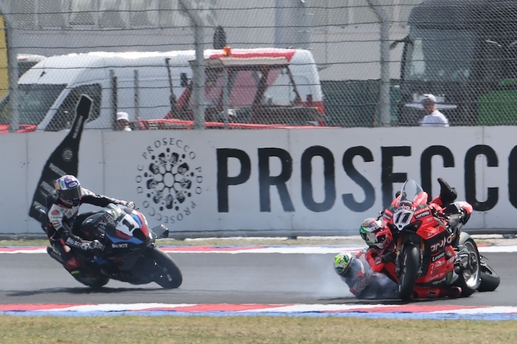 Nicolo Bulega wurde im Superpole-Race in Misano von Axel Bassani (Bimota) abgeräumt