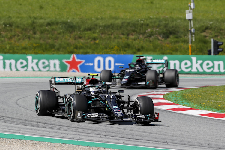 Valtteri Bottas kam vor Lewis Hamilton ins Ziel, der wegen einer Zeitstrafe auf den 4. Platz zurückfiel