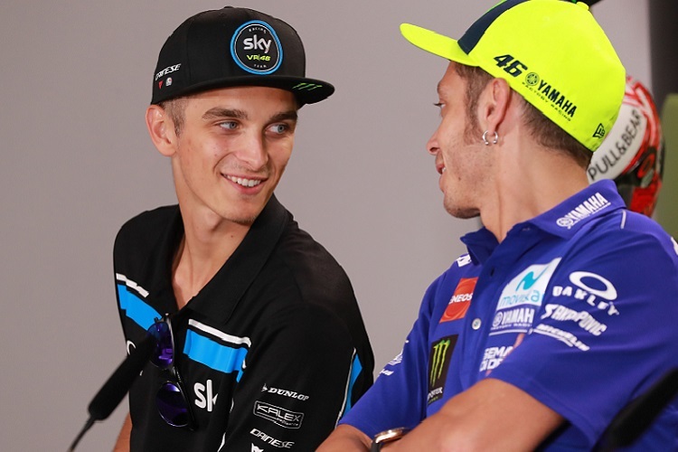 Luca Marini (li.) im Gespräch mit seinem Bruder Valentino Rossi