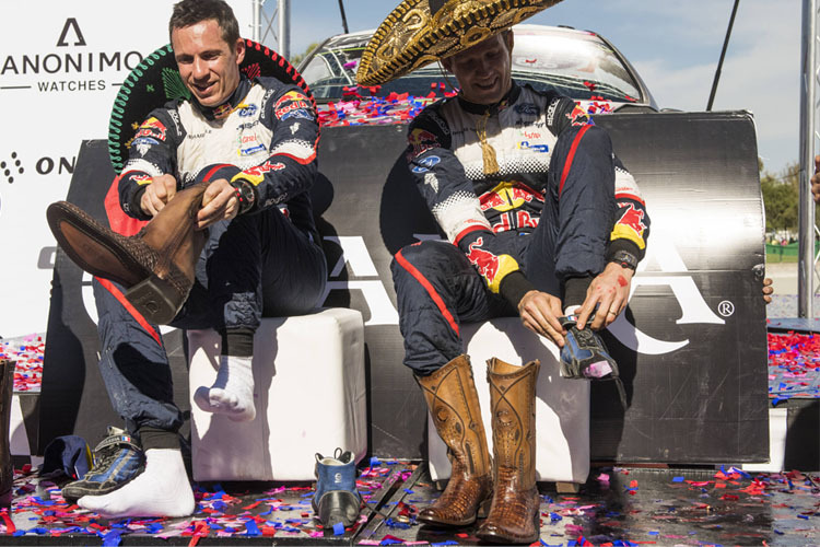 Und wieder ein Paar Sieger-Stiefel – Sébastien Ogier (rechts) und Beifahrer Julien Ingrassia auf dem Podium