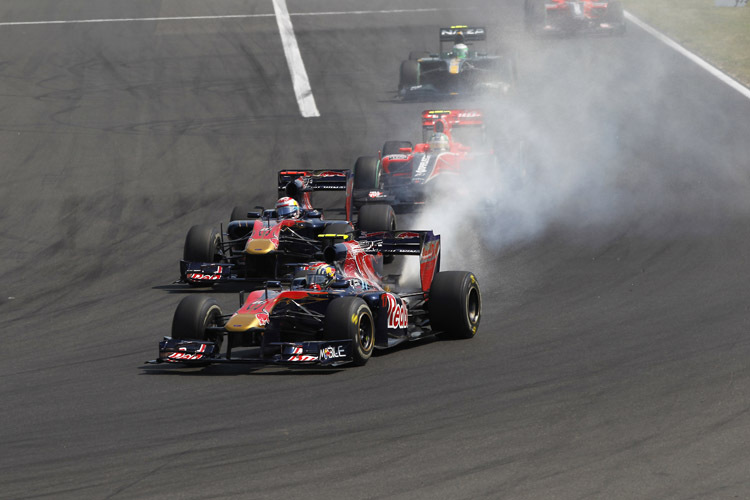 Buemi in Ungarn hinter rauchendem Alguersuari.