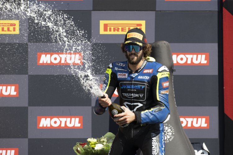 Stefano Manzi feiert den ersten Supersport-Sieg von Triumph