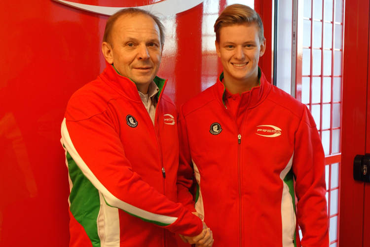 Handschlag: Prema-Teamchef Angelo Rosin und Mick Schumacher 