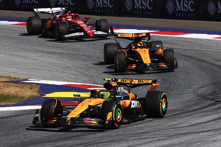 Charles Leclerc war schon nach wenigen Metern hinter Lando Norris und Oscar Piastri unterwegs