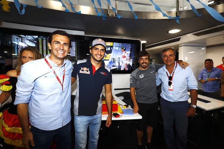 Pedro de la Rosa, Carlos Sainz junior sowie Carlos Sainz senior beim Geburtstag von Alonso