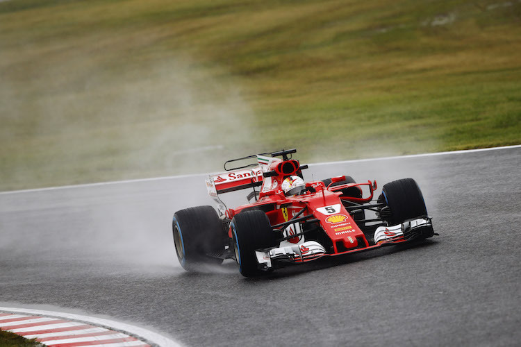 Sebastian Vettel mit den Reifenreifen von Pirelli in Japan