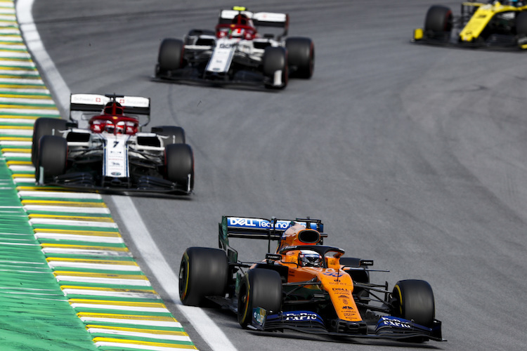 Carlos Sainz vor Kimi Räikkönen und Antonio Giovinazzi