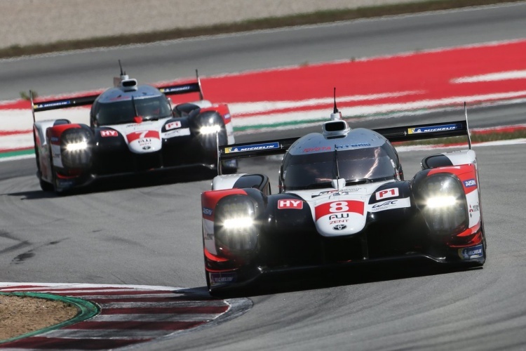 Die beiden Toyota TS050 Hybrid geben in Barcelona Vollgas