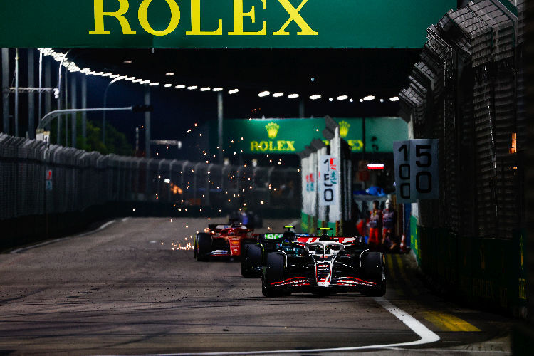 Nico Hülkenberg mit Fernando Alonso im Nacken