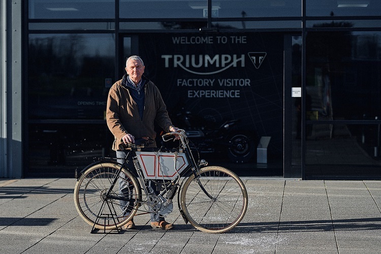 Restaurator Dick Shepherd vor dem Triumph-Firmenmuseum, wo die erste Triumph der Geschichte künftig zu sehen sein wird 