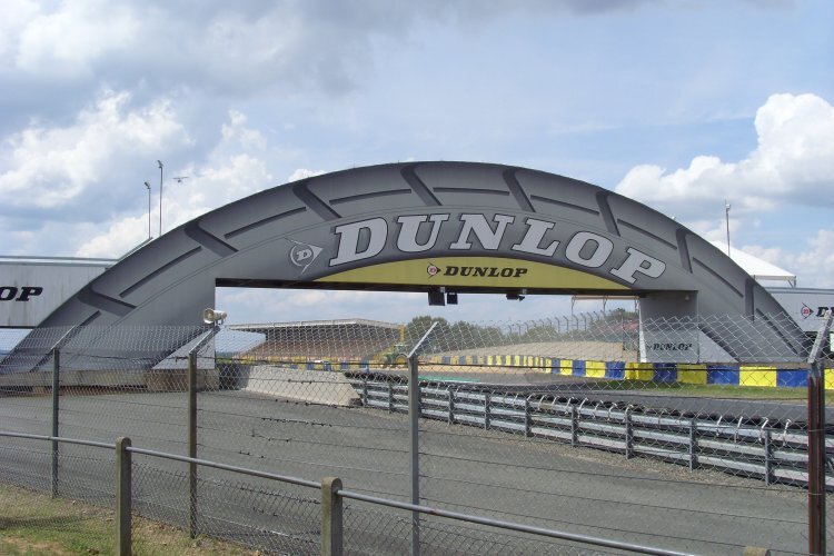 Der Dunlop-Bogen dient auch als Zuschauerbrücke
