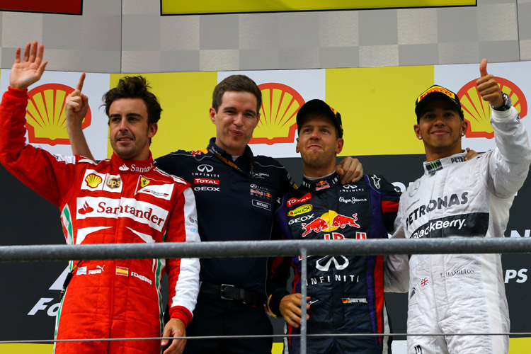 Alonso mit RBR-Ingenieur Michael Manning, Vettel und Hamilton