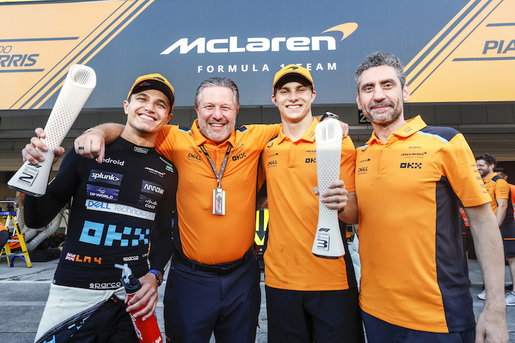 Lando Norris, McLaren-CEO Zak Brown, Oscar Piastri, McLaren-Teamchef Andrea Stella