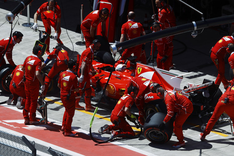 Das Ferrari-Team hatte nicht nur tagsüber alle Hände voll zu tun