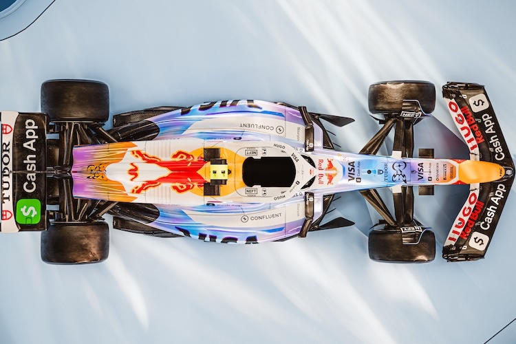 Unter dem Flutlicht sollte die Sonderlackierung besonders gut zur Geltung kommen