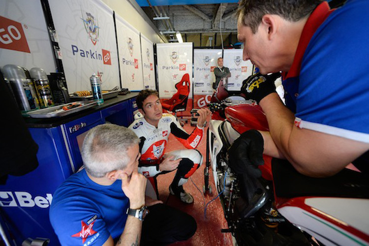 Viele Diskussionen in der Garage von MV Agusta