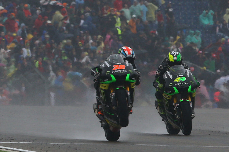 Bradley Smith vor Pol Espargaró