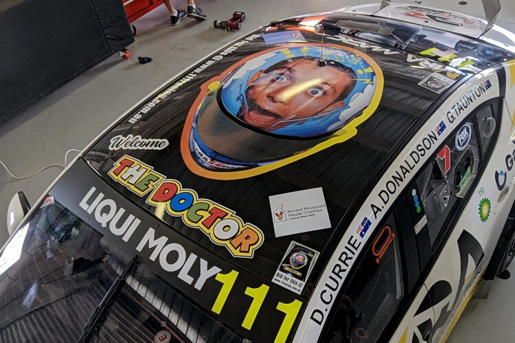 Déjà-vu: Das alte Rossi-Helmdesign prangt in Bathurst auf einem Rennwagen