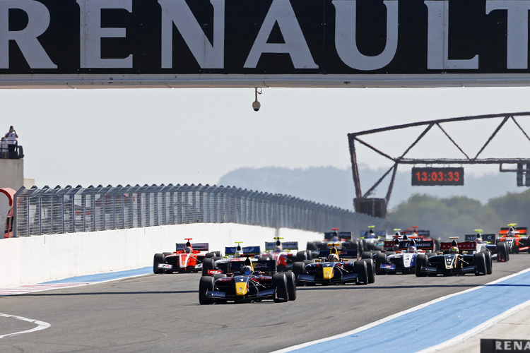 Start zum ersten Lauf der 3.5-Liter-Klasse der Renault World Series in Le Castellet: Carlos Sainz jr. zieht vor Pierre Gasly davon