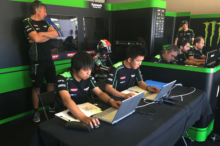 Testarbeit ohne Computer ist in der Superbike-WM unmöglich 