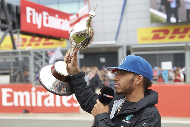 Lewis Hamilton mit der Hawthorn Trophy