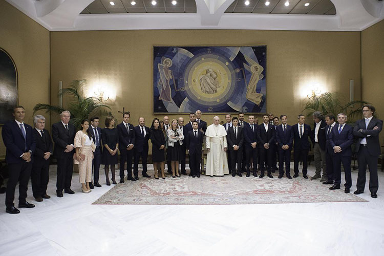 Papst Franziskus mit der MotoGP-Delegation