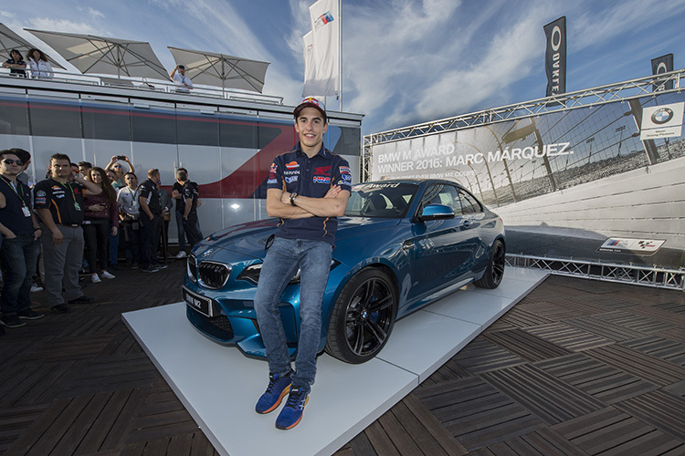 Marc Márquez mit dem BMW M2 Coupé in Long Beach Blue Metallic 