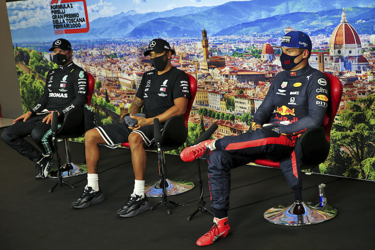 Unter Druck von Max Verstappen: Valtteri Bottas und Lewis Hamilton 