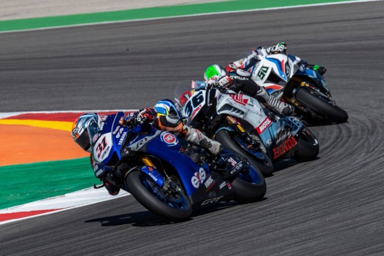 Garrett Gerloff vor Leandro Mercado und Eugene Laverty