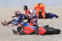 Drei Fahrer im Kiesbett: Vorne Bradl, dann Viñales und Smith
