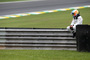Manchmal sagt ein Bild mehr als 1000 Worte: Fernando Alonso wartet nach seinem Motoren-Platzer auf eine Mitfahrgelegenheit