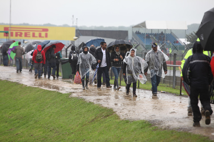 Die Silverstone-Besucher lassen sich vom Regen nicht abhalten