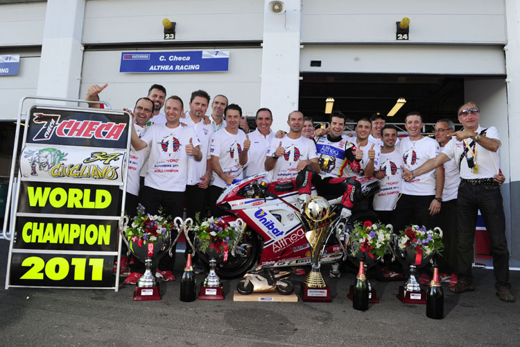 Das Althea-Ducati-Team feiert den Titelgewinn in der Superbike-WM